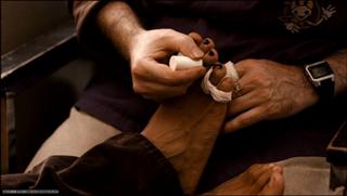 Rosario Dawson feet photo 5