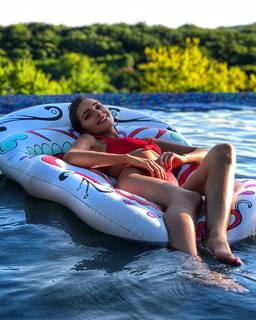 Olivia Culpo feet photo thumbnail