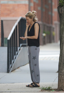 Naomi Watts feet photo thumbnail