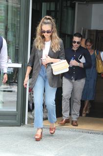 Jessica Alba feet photo thumbnail
