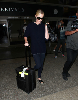 Charlize Theron feet photo thumbnail