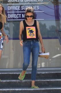Mila Kunis feet photo thumbnail
