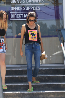 Mila Kunis feet photo thumbnail