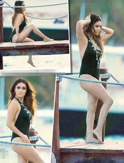 Dulce María feet photo thumbnail