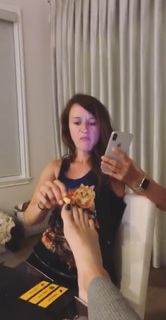 Justine Ezarik feet photo thumbnail