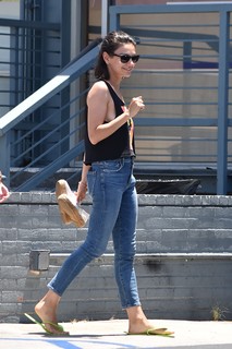 Mila Kunis feet photo thumbnail