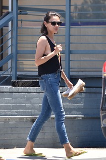 Mila Kunis feet photo thumbnail