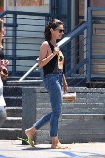 Mila Kunis feet photo thumbnail