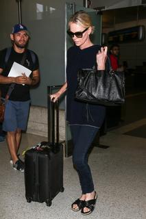 Charlize Theron feet photo thumbnail