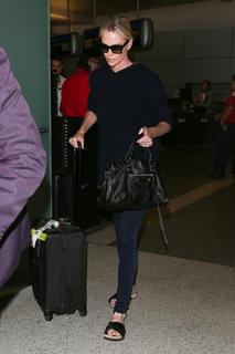 Charlize Theron feet photo thumbnail
