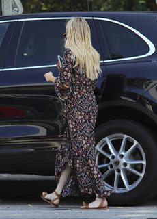 Emma Roberts feet photo thumbnail