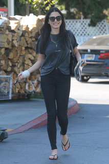 Jessica Gomes feet photo thumbnail