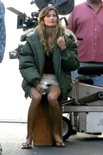 Gisele Bündchen feet photo thumbnail