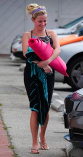 Reese Witherspoon feet photo thumbnail
