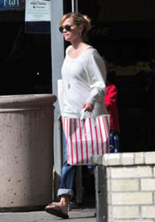 Reese Witherspoon feet photo thumbnail