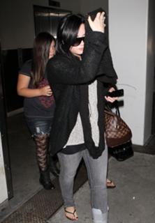 Demi Lovato feet photo thumbnail