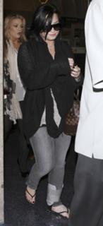 Demi Lovato feet photo thumbnail
