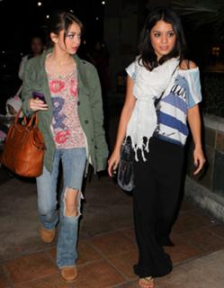 Vanessa Hudgens feet photo thumbnail