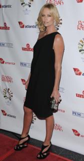 Charlize Theron feet photo thumbnail
