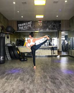 Isis Valverde feet photo thumbnail