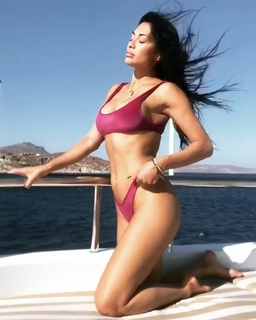 Nicole Scherzinger feet photo thumbnail