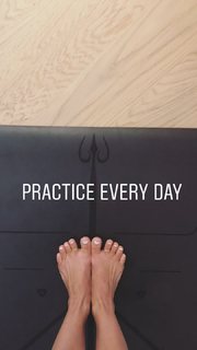 Kino MacGregor feet photo thumbnail