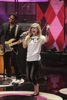 Avril Lavigne feet photo thumbnail