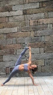Kino MacGregor feet photo thumbnail