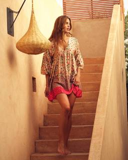 Iris Mittenaere feet photo thumbnail