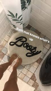 Emma Lovett feet photo thumbnail