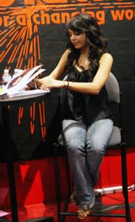 Vanessa Hudgens feet photo thumbnail