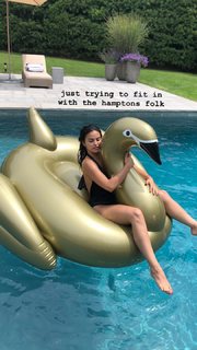 Camila Mendes feet photo thumbnail