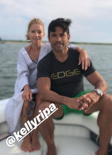 Kelly Ripa feet photo thumbnail