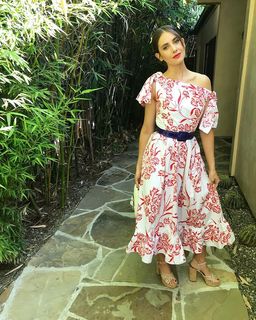 Alison Brie feet photo thumbnail