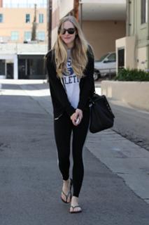Amanda Seyfried feet photo thumbnail