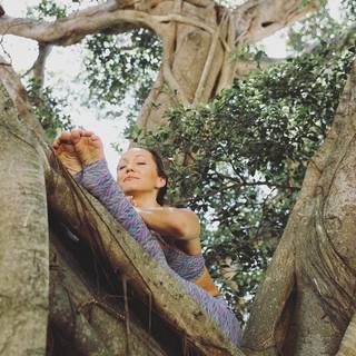 Kino MacGregor feet photo thumbnail