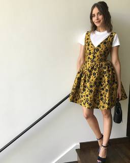 Alison Brie feet photo thumbnail