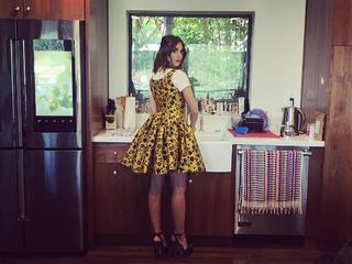 Alison Brie feet photo thumbnail