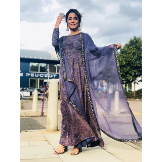 Hina Khan feet photo thumbnail