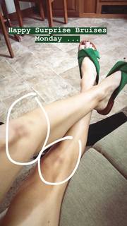 Laura Vandervoort feet photo thumbnail