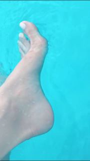 Alaine Crissiê feet photo thumbnail