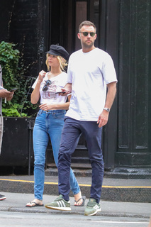 Jennifer Lawrence feet photo thumbnail