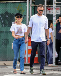 Jennifer Lawrence feet photo thumbnail