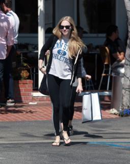 Amanda Seyfried feet photo thumbnail
