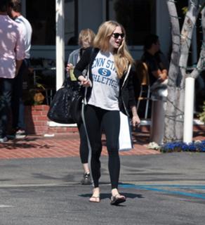 Amanda Seyfried feet photo thumbnail