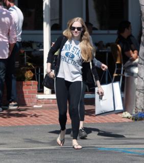 Amanda Seyfried feet photo thumbnail
