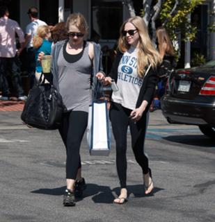 Amanda Seyfried feet photo thumbnail