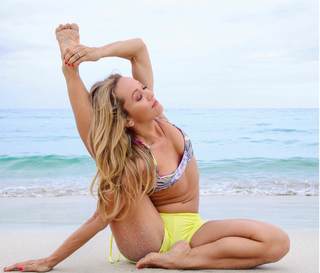 Kino MacGregor feet photo thumbnail