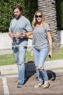 Denise Richards feet photo thumbnail