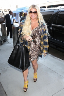 Jessica Simpson feet photo thumbnail